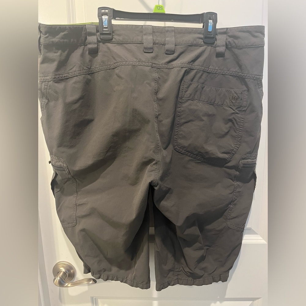 REI Men's Co - Op Sahara Dark Grey Lightweight Cargo Shorts Size 38 - Picture 3 of 12